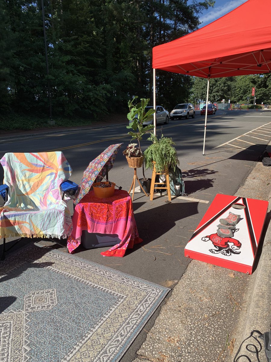 #NCStateCNR’s Park(ing) Day is still happening until 5 p.m. along Morrill Drive toward Jordan Hall so stop on by for a game of corn hole, to create some art or to pet a cute pup. 🐶🎨☀️