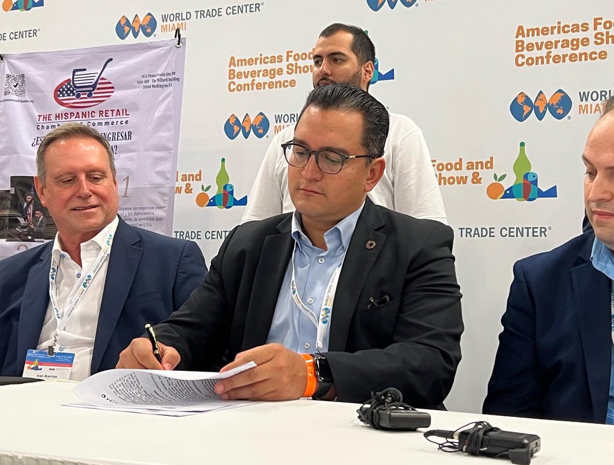 JACentenoR's tweet photo. Para facilitar la incorporación de productos mexicanos al mercado de EUA,  @CANACINTRAMex y The Hispanic Retail Chamber of Commerce, firmamos un convenio de colaboración en el Americas Food &amp; Beverage Show en Miami, Florida.

Fortalecemos las alianzas internacionales.🤝🏻🇲🇽🇺🇸 https://t.co/P4T70Su3FW