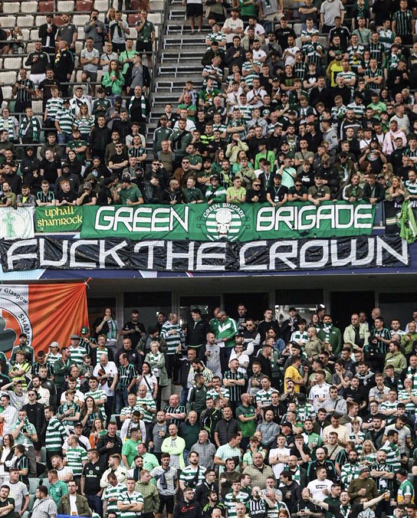 FutboliPolitica's tweet photo. 🇮🇪"Fuck the crown"

La bandera que colgó la hinchada del Celtic y que esta ahora en el partido por #ChampionsLeague contra el Shakhtar, en referencia a la muerte de la reina Isabel II. https://t.co/WOSxx8f1py