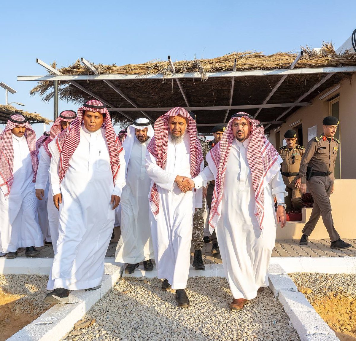 EmarahAlQassim's tweet photo. كشف سموه عن التخطيط ان يكون لمبادرة موادر السقيا وقف باذن الله لتغذية مشاريع السقيا..
سمو #أمير_القصيم : مؤسسة #مجتمعي تبحث عن كل ما يخدم المجتمع من الأعمال الخيرية من خلال توفير السقيا في جميع نواحي المنطقة . https://t.co/cgdYQ3g5oE