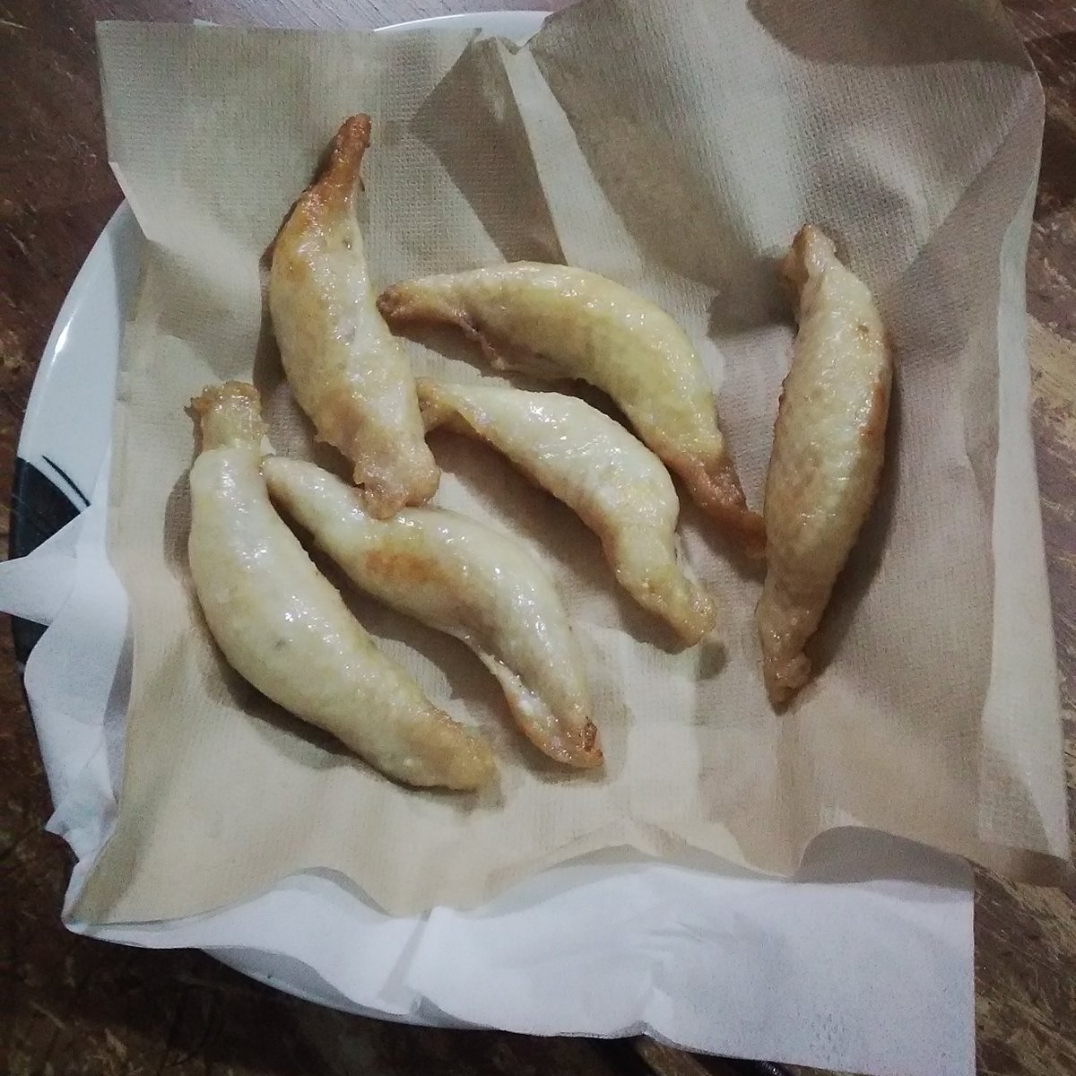 夫が食べたがっていた業務スーパーの餃子。
この年には脂っこかった・・
ちよぬいちゃんは「また さかな?あんまりカリカリじゃないな‥」ってブツブツ言っていました。 
