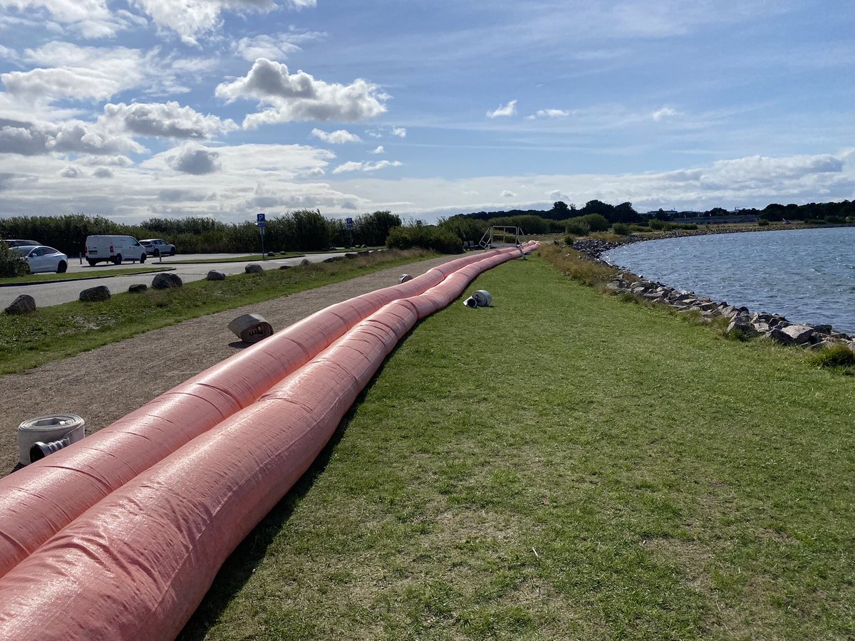 HBeredskab's tweet photo. #KlimaBeredskab: Vi skal være klar til at håndtere mere ekstremt vejr som fx oversvømmelser. Det er to af vores stationer specialiserede i. På #AmagerStrand har mandskabet de seneste dage øvet indsatser med vores specielle klimamateriel bl.a. dæmninger, watertubes, pumper. https://t.co/HbEnIed17N