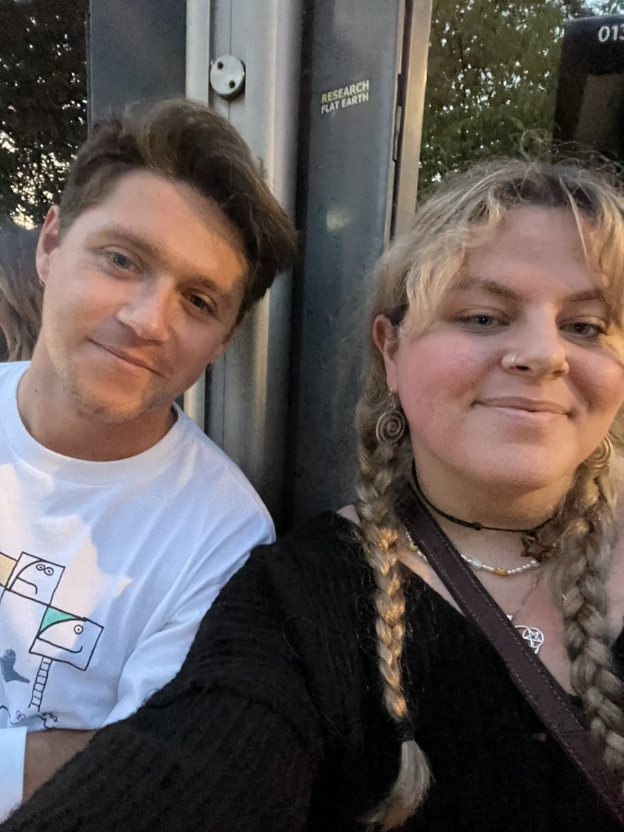 NiallHDailyNews's tweet photo. Niall Horan with a fan today https://t.co/29bSBPHgye