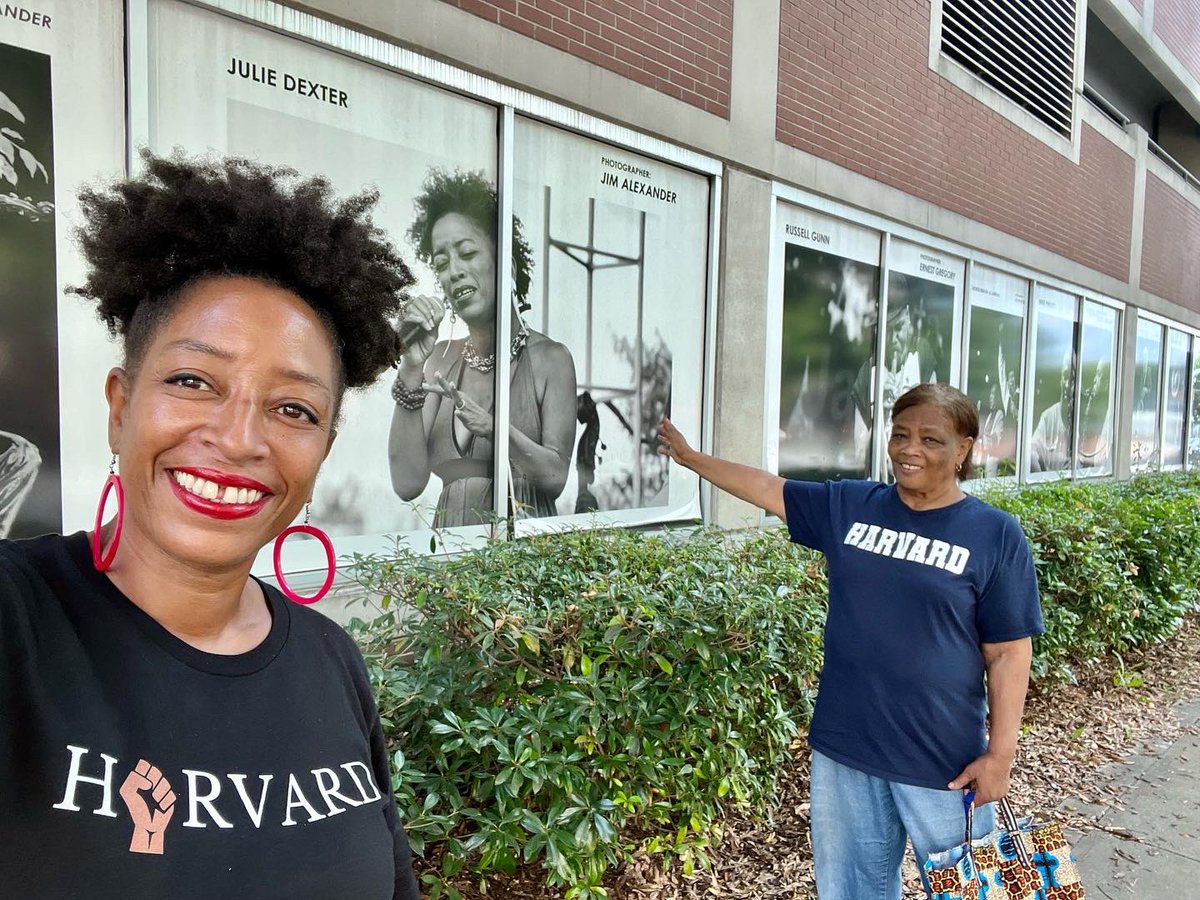 So, I took Mommy downtown to  Central Ave,  and guess who we saw that day? We saw née😁 
Anyways, this pic has been up for a few years now and I can’t believe it took me so long to take  a selfie with myself. 😂 <a href="/juliedexter/">Julie Dexter</a> 
 #CentralAvenue #JimAlexander #AtlantaJazzFestival