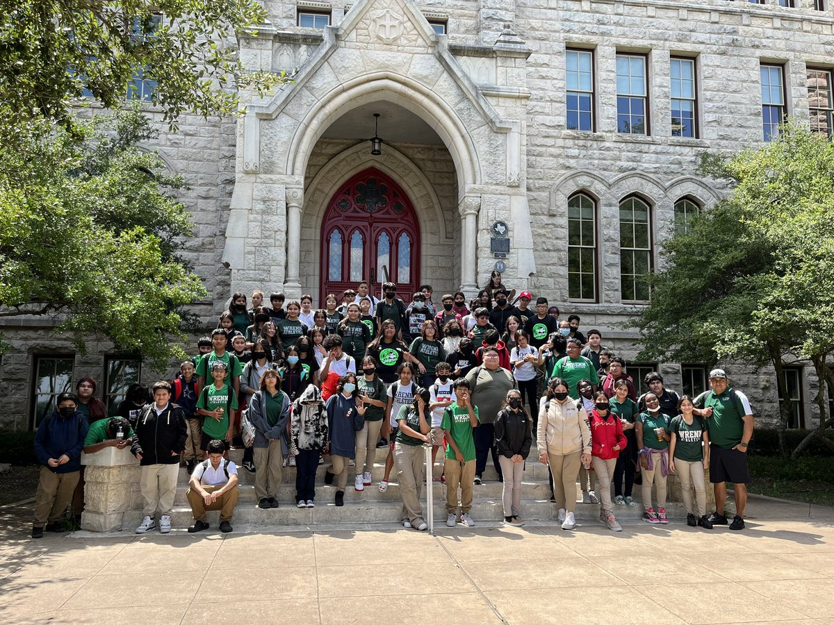 MrsEscosClass's tweet photo. Last stop of the day for our scholars. @stedwardsu 🏫 @AVIDHornets @ETWrennMS @EISDofSA  #BackToTheHiveWeGo https://t.co/amaWXWSurh