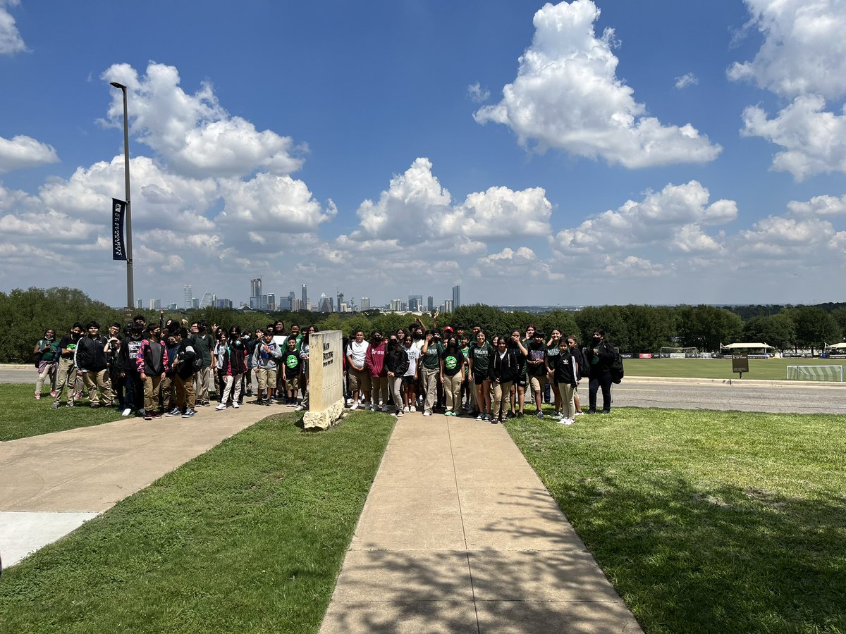 MrsEscosClass's tweet photo. Last stop of the day for our scholars. @stedwardsu 🏫 @AVIDHornets @ETWrennMS @EISDofSA  #BackToTheHiveWeGo https://t.co/amaWXWSurh
