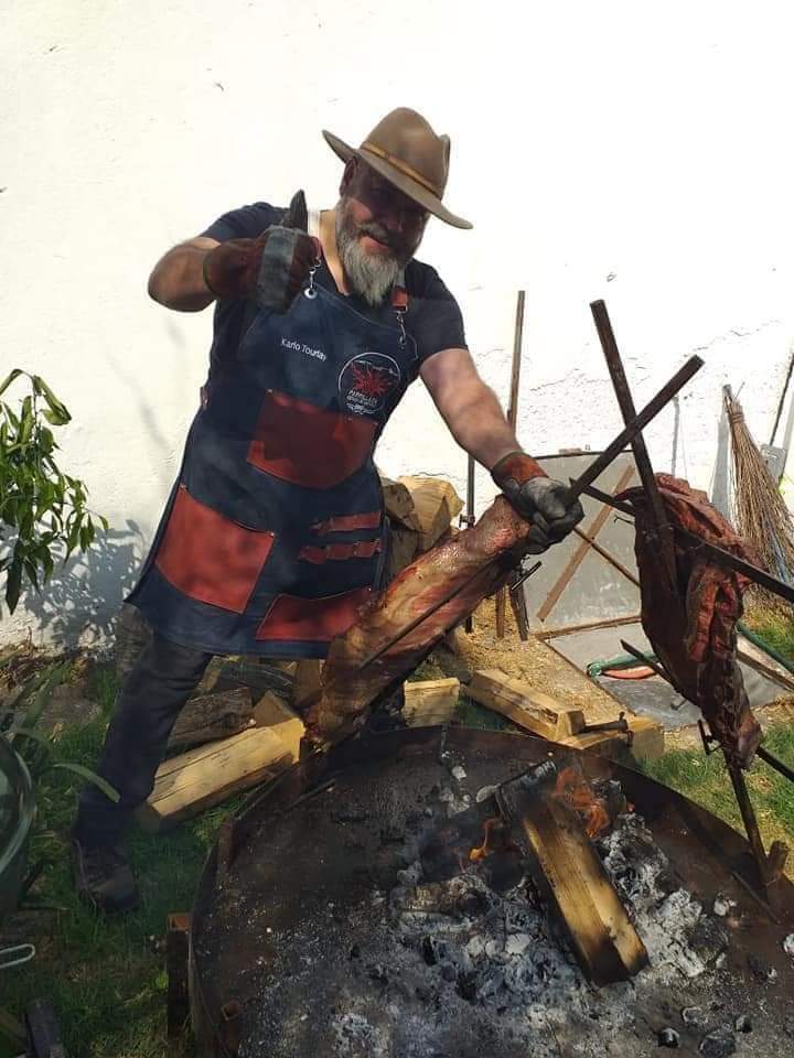 TourlayParrilla's tweet photo. Asado a la estaca, a la cruz, burtdunzi, en vara; una de las técnicas que más disfruto!!! 

#AsandoAndo #federaciónmexicanadeparrillerosyasadores #FamiliaParrillera #AsadoresMexicanos  #KarloAsadorParrillero #Elfuegonosune  #porterhousesteak
#TuChefEnLínea #AsadoCriollo https://t.co/NHViVhfHAW