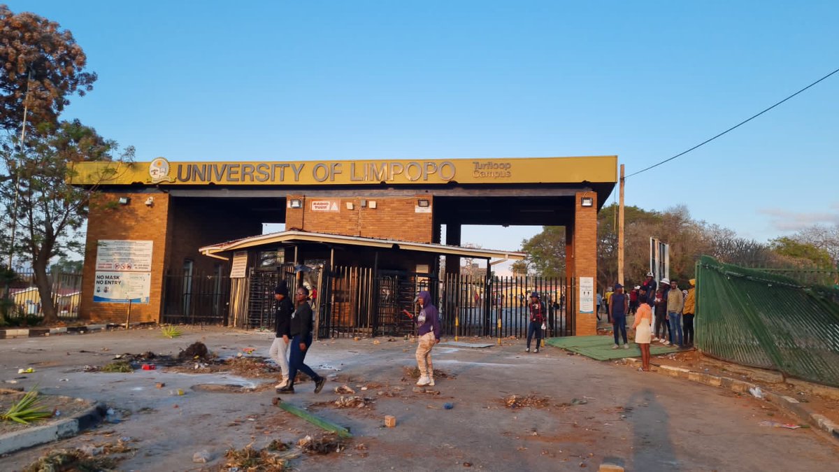 thabiso_molepo's tweet photo. What is happening there at university of Limpopo  is very sad to watch. https://t.co/JI6X007PFp