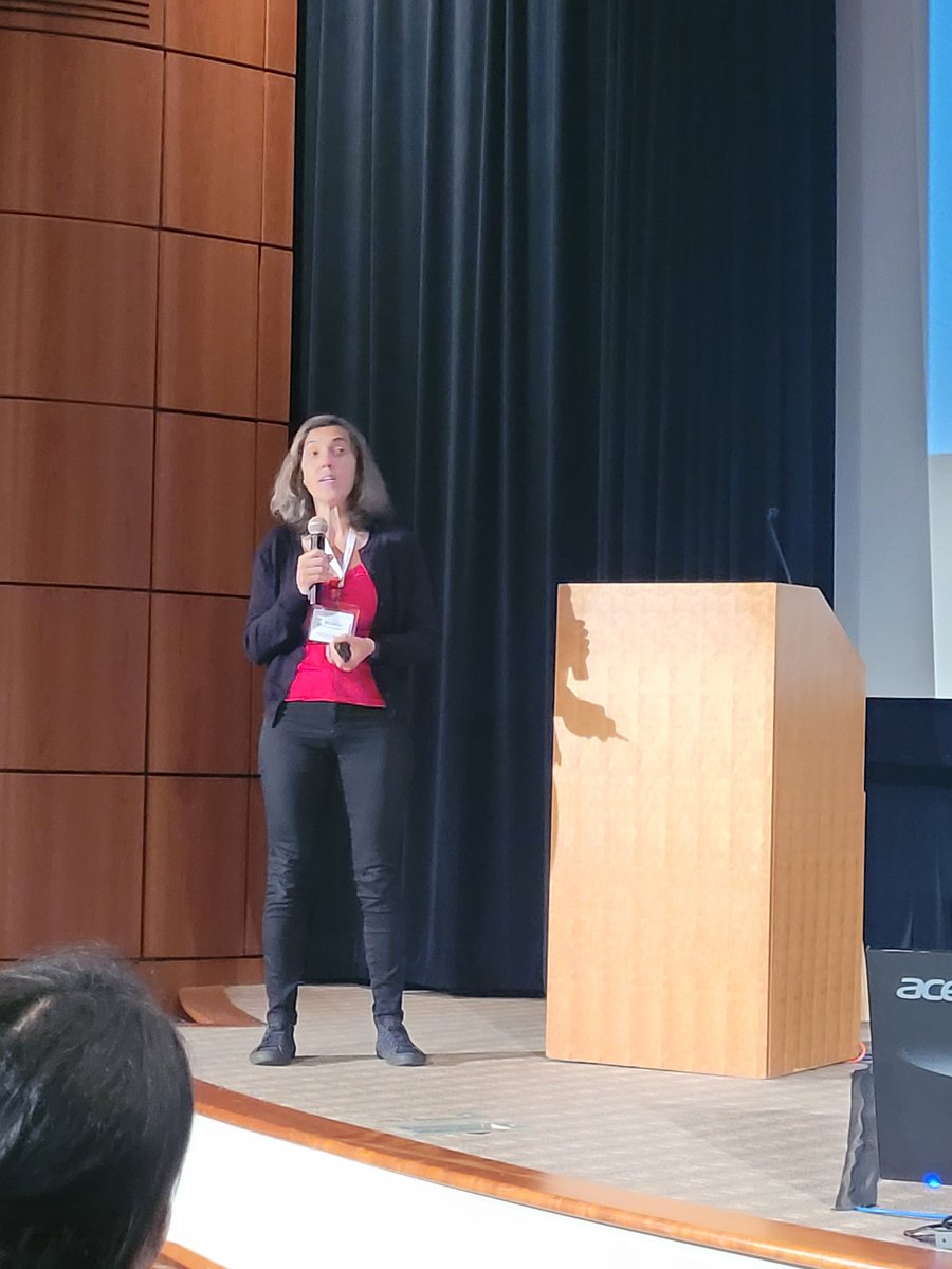 My favorite postdoc <a href="/Carreira_Catia/">Catia Carreira</a> giving a wonderful inspiring flash talk on her poster on soil virome at the #phytobiome 🧐👏👏