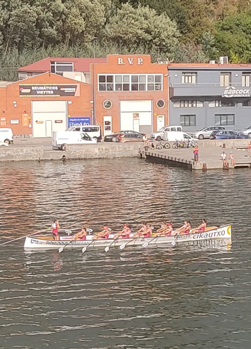 Tripulación femenina de Ondarroa en Lutxana.
