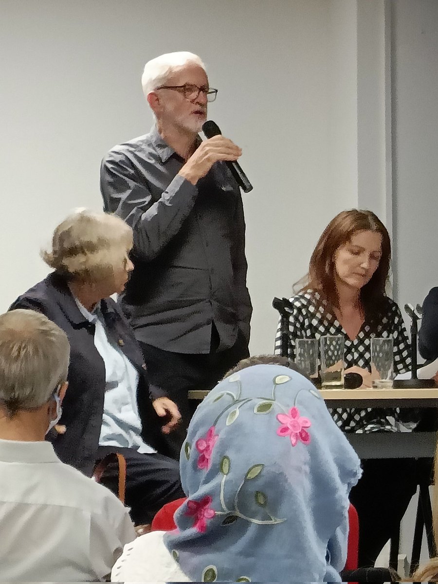 @jeremycorbyn talking about the community campaign to #SaveOurBuses and particularly our much loved Number 4 route at local  @pplsassembly meeting.