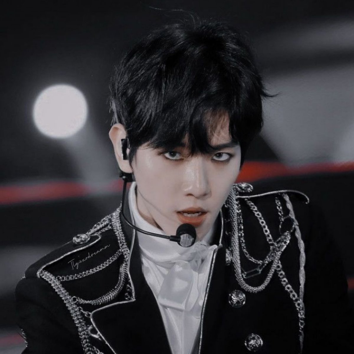 DreamKkumm's tweet photo. عشـــق،
خودتی با موی مشکی🖤~ 
@weareoneEXO 
@B_hundred_Hyun @layzhang https://t.co/nlR7I2qIs6