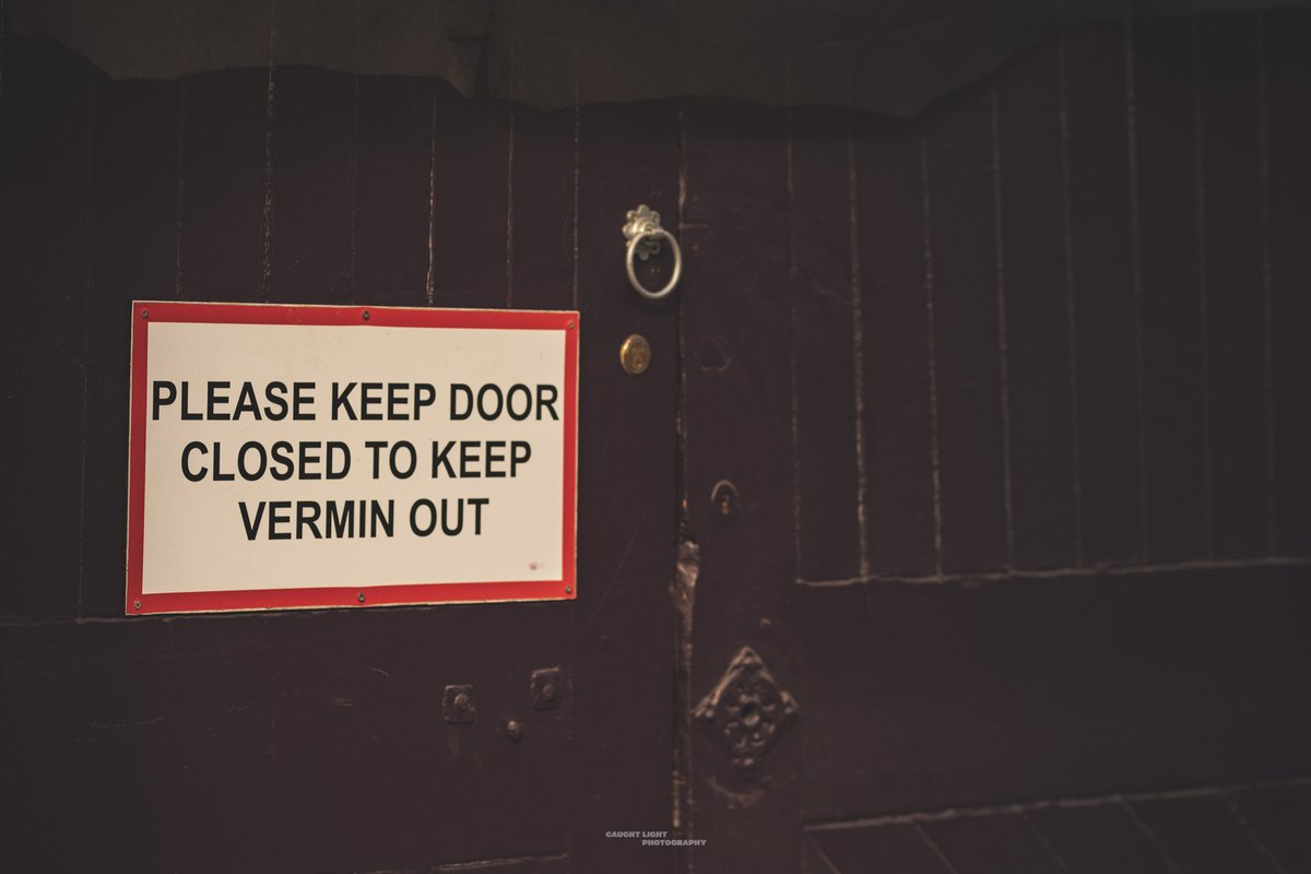 caughtlight's tweet photo. Apparently they have to ring the doorbell to get in...
#Signs #SignsProject #PersonalProject https://t.co/H5qOStYFvt