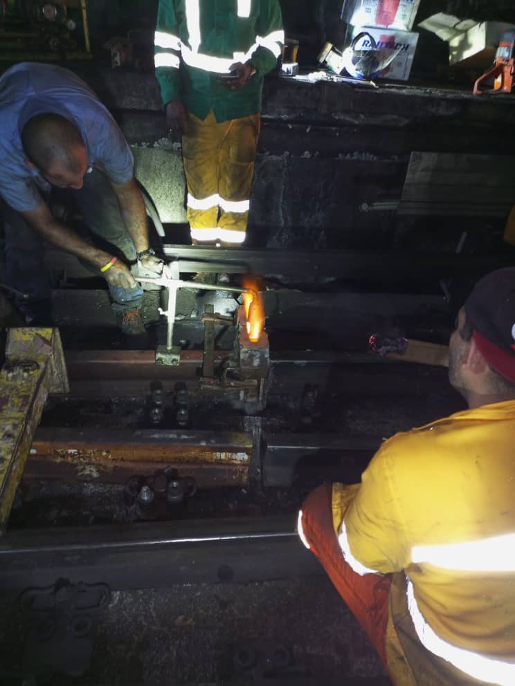 metro_caracas's tweet photo. #ElMetroSeMueveContigo

Así fue parte del trabajo de sustitución de rieles que efectuó la clase obrera del @metro_caracas, durante la madrugada de este #14Sep entre las estaciones #LaCalifornia y #Petare.

#ElMetroRenace 
@NicolasMaduro
@rvaraguayan
@duboulayperozo 
@EdisonB25 https://t.co/ijBxdM0mb4