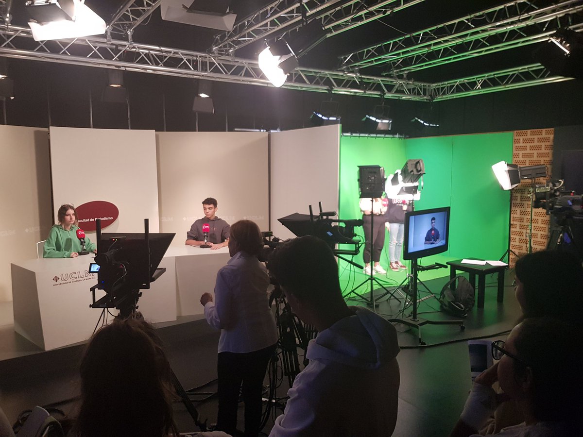 jmherranz's tweet photo. Hoy ha tocado ponerse manos al
🎙🎚🎛💻🎥. Los nuevos alumnos @FcomUCLM @uclm_es han conocido los secretos de Twitch, con @chus_119 y @danig430, la televisión, con Leonor García  y la radio, con @noeliabarrosoc #CursoCeroFCOM #MiPrimerDíaFcomUCLM https://t.co/7lGoOu9lnW