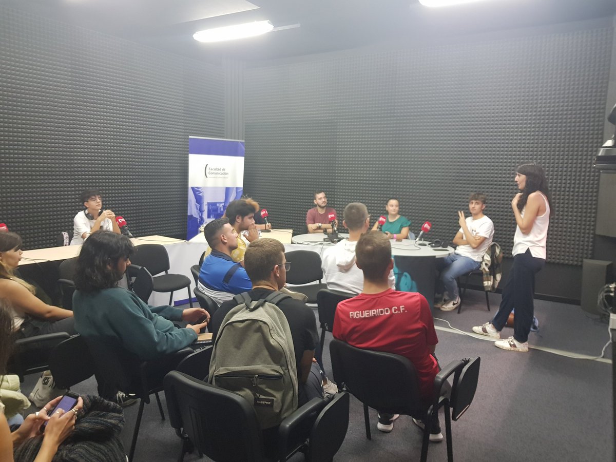 jmherranz's tweet photo. Hoy ha tocado ponerse manos al
🎙🎚🎛💻🎥. Los nuevos alumnos @FcomUCLM @uclm_es han conocido los secretos de Twitch, con @chus_119 y @danig430, la televisión, con Leonor García  y la radio, con @noeliabarrosoc #CursoCeroFCOM #MiPrimerDíaFcomUCLM https://t.co/7lGoOu9lnW