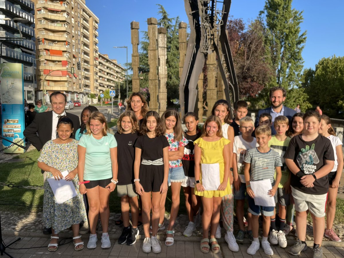 AytoMonzon's tweet photo. 👏OFRENDA FLORAL A JOAQUÍN COSTA, ORGANIZADA POR EL AYUNTAMIENTO Y CEHIMO.
➡️176 aniversario de su nacimiento en Monzón.
🔟Los escolares del CEIP Joaquín Costa de diez.
🎼La Lira ha interpretado el himno a Costa y Monzón.
#joaquincosta #cehimo #ofrenda https://t.co/Dxmk7g5jHV