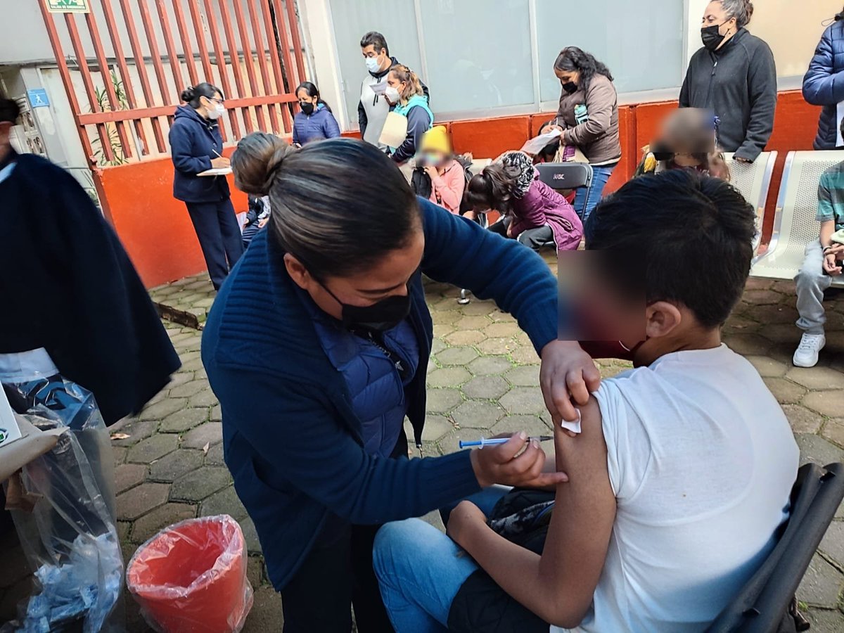 SSaludCdMx's tweet photo. El personal de los Centros de Salud de la Jurisdicción Sanitaria de Cuajimalpa brindó una atención ágil y de calidad a los menores 👧🏽👦🏽que acudieron por su primera y segunda dosis anti #COVID19 💉 https://t.co/5rxZdRkVvo
