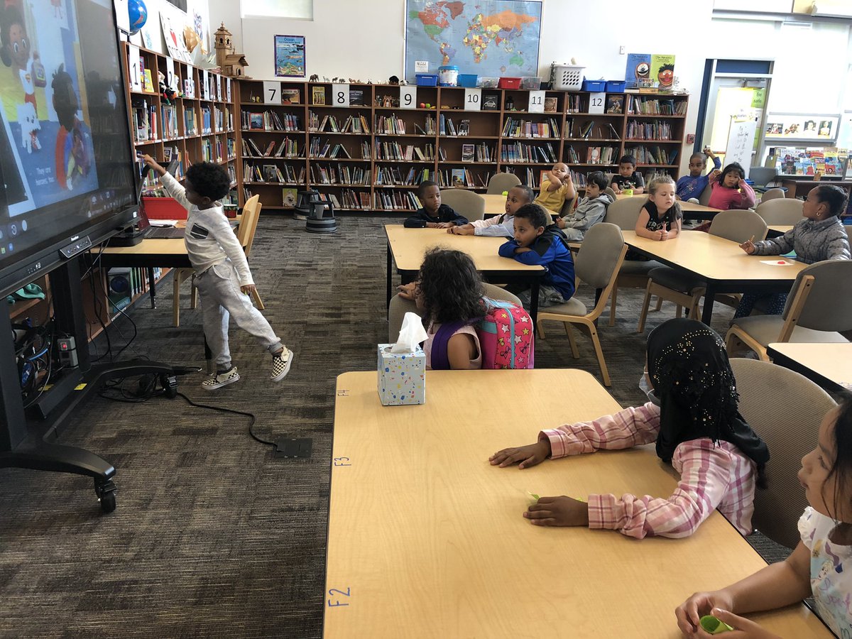 LibraryMcmicken's tweet photo. #Kindergarten students are learning to use books online! #highlinejoy #highlineproud @mcmreads #highlinereads https://t.co/itn6uCeHRD