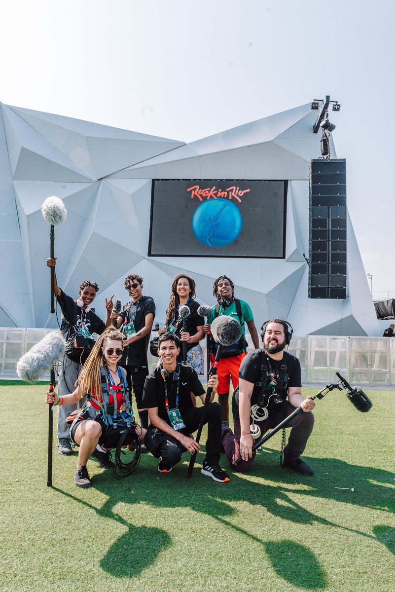 jayguitahero's tweet photo. Equipe de áudio #ihateflash pro @rockinrio tava muito pesada! O B R I G A D E https://t.co/0lRhCPEWcY