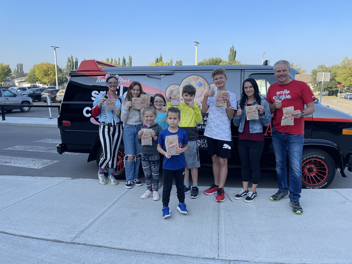 GPPSD2357's tweet photo. It's #smilecookie day! Thank you, Sargent Family Foundation for delivering smiles & excitement to students & staff - and happy 10th anniversary! We are grateful for the cookies & your support of local healthcare! #communitybuilders #GPPSDThanks @GPRHFoundation https://t.co/5yUaCC4pLx