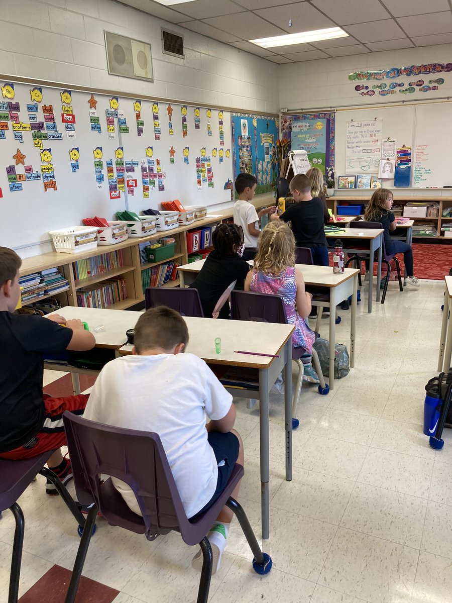 villemaireocsb's tweet photo. Bonne collaboration in 2A making more book-inspired robots! Fantastique! #ocdbDL #ocsbJoy #ocsbFSL @StPhilipOCSB https://t.co/fKP01RLODu