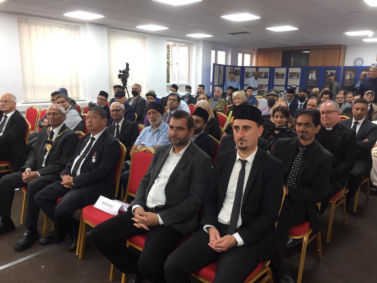 ButtShakilAhmad's tweet photo. AMA Middlesex organised a program to pay respects to Her Majesty The Queen #Elizabeth at their local 
Mosque 

#QueenElizabethII #ElizabethTheGreat @VirendraSharma @SeemaMalhotra1 @MansurAhmedC @AmeaNasir @AMYAMiddlesex @LajnaMiddlesex https://t.co/hKRoviZvBW