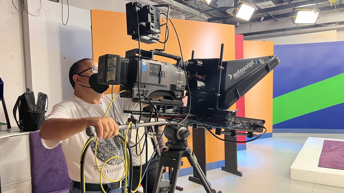 aprende_mx's tweet photo. @aprende_mx se ha reinventado gracias a las y los colaborares que todos los días apoyan nuestro objetivo de crear y distribuir contenidos para #multiplataformas.🤜🤛❤️ 
 
En el «Día del Trabajador de la Radio y Televisión» felicitamos a nuestro increíble equipo de trabajo.🛰️📺📲 https://t.co/gqTvmz1Jb0