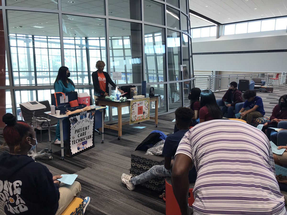 Check out the 1st group of 8th grade Hawks getting to tour the Alief Center for Advanced Careers! @Alief_Career #ChooseAlief