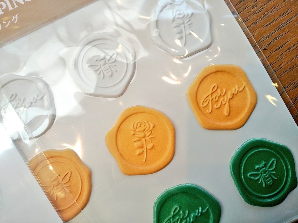 蝶のシール、シーリングスタンプ風シール、薔薇と蜂のマスキングテープ
(シールってなんぼあってもいいものですからね…) 