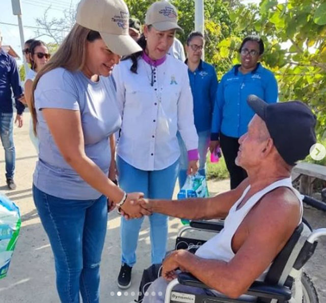 FundamarMiranda's tweet photo. #fundamarmiranda
@Gob_LaGuaira y presidenta de la @frnslg @maria_ramosdeteran encabeza el abordaje social que se realiza en el Territorio Insular Francisco de Miranda, Los Roques en compañia de Dra Mariali Bustamante de Jimenez @AzulVenezuela https://t.co/fXGGeTzD5y
