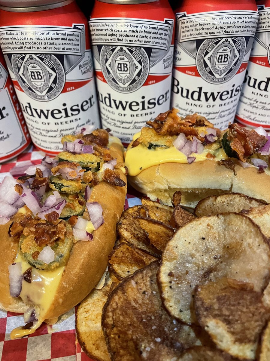 LooseChangeCU's tweet photo. Jackie Moon’s BBBC Dogs!! @LooseChangeCU 2 grilled dogs on top sliced buns w/Busch Bavarian Beer Cheese, red onions, bacon, fried jalapeños and yellow mustard!! If your making beer cheese, make it w/BUSCH…. BAVARIAN!! Let’s get tropical!! https://t.co/VrLv7P80oc