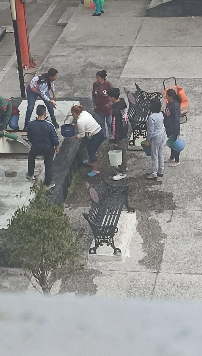 AlmaFloTa24's tweet photo. @evelyn_parraA @A_VCarranza @julioc_moreno @YoConLourdesPaz @Bety_Olivares @Claudiashein Desde el sábado 10 del presente, estamos sin agua y las hermosas vistas que tenemos solo son estas, hay muchas personas de la 3a edad en #UnidadKennedy que es imposible que esten acarreando agua, #SACMEX #venustianocarranza https://t.co/J2JSmKeXEK