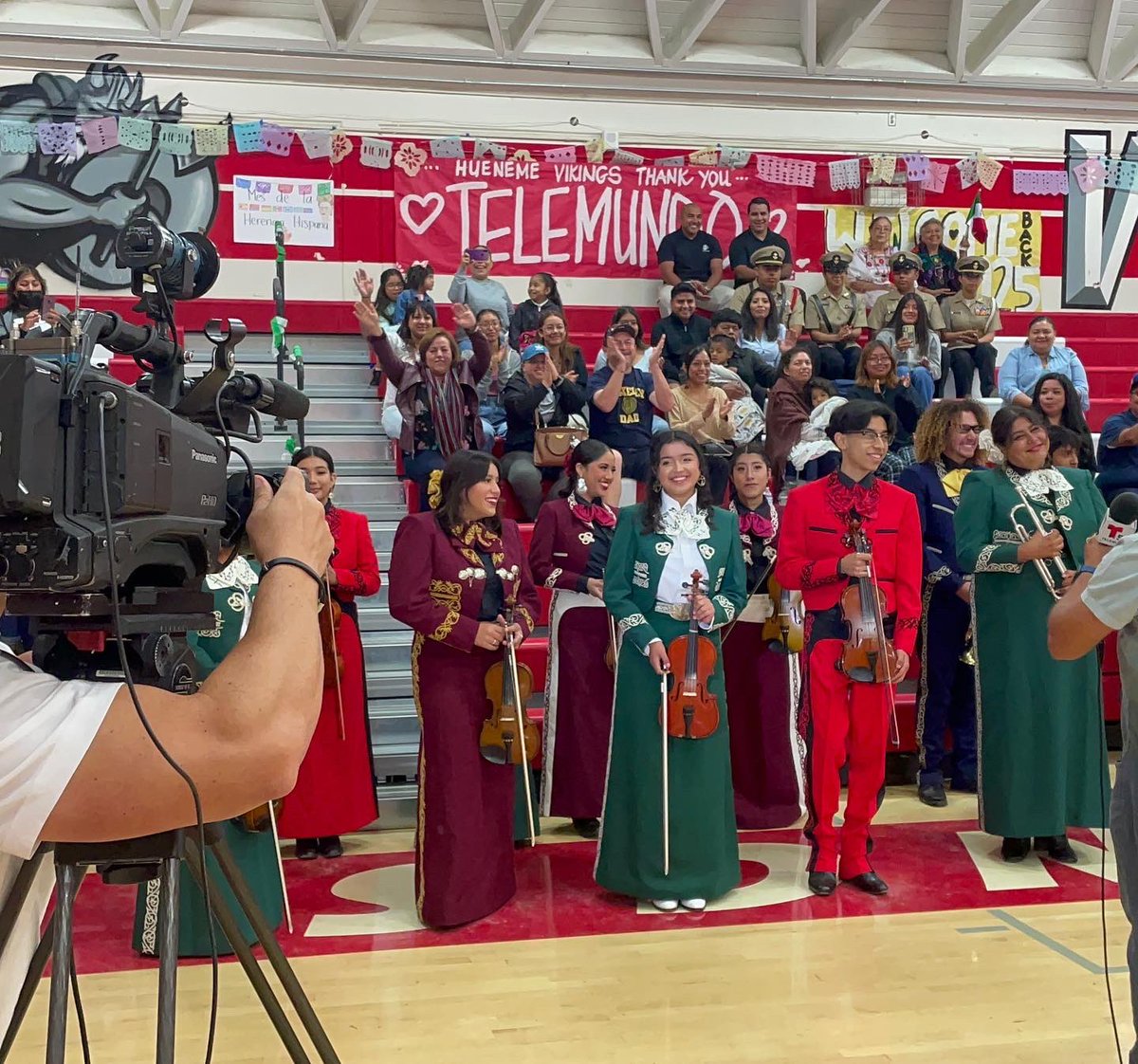 OxnardUnion's tweet photo. 🎥📺 And That’s A Wrap!

A HUGE thank you to @telemundo52 for coming out and doing their Morning Show at @hhs_viking 
It was a great way to kickoff Hispanic Heritage Month by highlighting our students representing every school at our district that is part of the @ouhsdmariachi https://t.co/fB6r8BRTtj