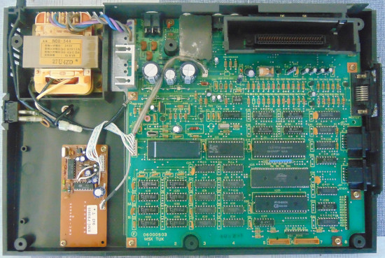 cdrninformatica's tweet photo. Después de utilizar mi Toshiba #MSX HX-10 64K me dispuse a abrirlo para inspeccionar su electrónica. Tiene muchas cosas en común con ordenadores y consolas de la época como el #ZX_Spectrum 48K, el #IBM_PC_5150 o la #Atari_2600. https://t.co/6uJDnuzOZC https://t.co/S8DT8Q0ehg