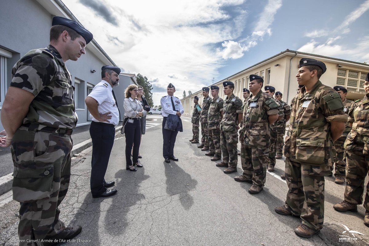 Prefet01's tweet photo. [2/2] #Territoire | La préfète de l'#Ain a également rencontré les jeunes du Service Militaire Volontaire.
Ce dispositif permet aux jeunes de 18 à 25 ans sans emploi d'apprendre un métier ou d'acquérir une expérience professionnelle.
#Egalitédeschances https://t.co/uMPfoRcREM