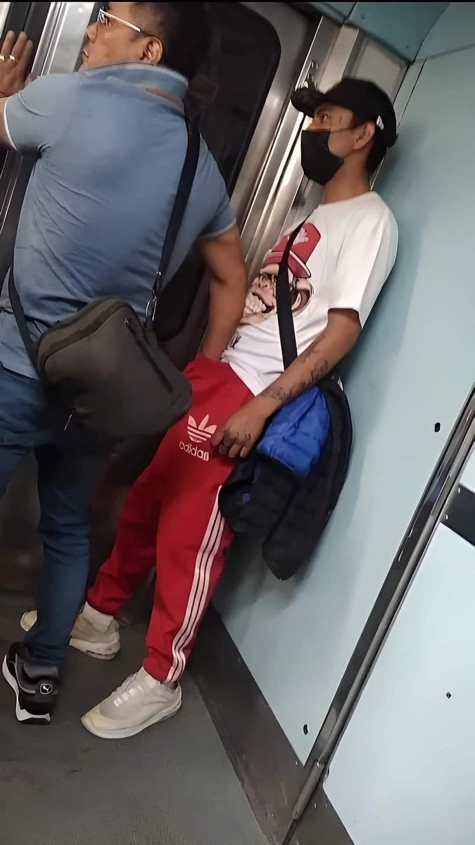 CDMXMetro's tweet photo. Vagones de mujeres, vagones de hombres. Al final, todos se agarran de los pelos. https://t.co/BVIIRMcGAv