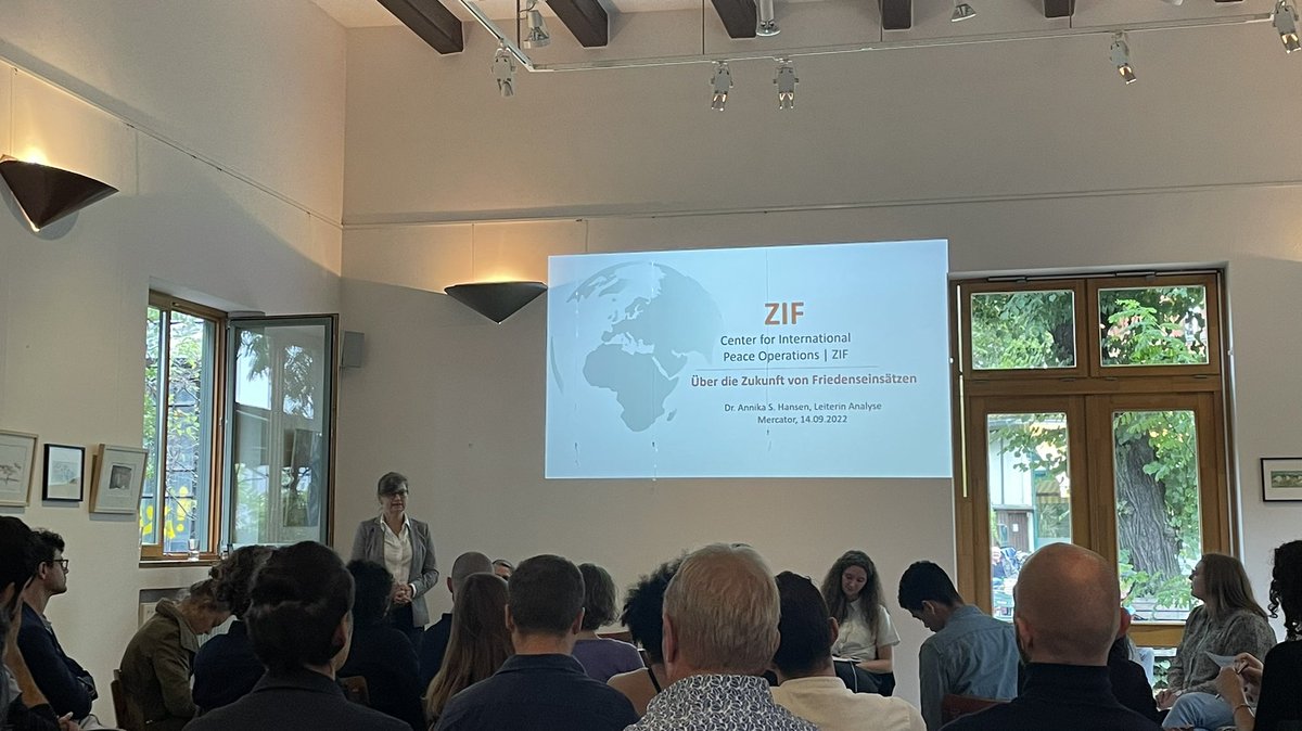 dilaragokdemir's tweet photo. Spannender Austausch über die Zukunft von internationalen #Friedenseinsätzen mit @ZIF_Berlin-GF Astrid Irrgang& Leitung der Analyse, Annika Hansen im Rahmen des @MercatorDE Kollegs u.a. zur Frage „Wie kann man in den Einsätzen die Legitimitätskrise überwinden& Konsensus stärken?“ https://t.co/eh7oIhwaVL
