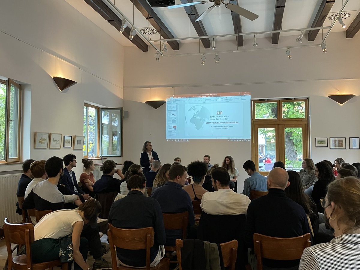 dilaragokdemir's tweet photo. Spannender Austausch über die Zukunft von internationalen #Friedenseinsätzen mit @ZIF_Berlin-GF Astrid Irrgang& Leitung der Analyse, Annika Hansen im Rahmen des @MercatorDE Kollegs u.a. zur Frage „Wie kann man in den Einsätzen die Legitimitätskrise überwinden& Konsensus stärken?“ https://t.co/eh7oIhwaVL