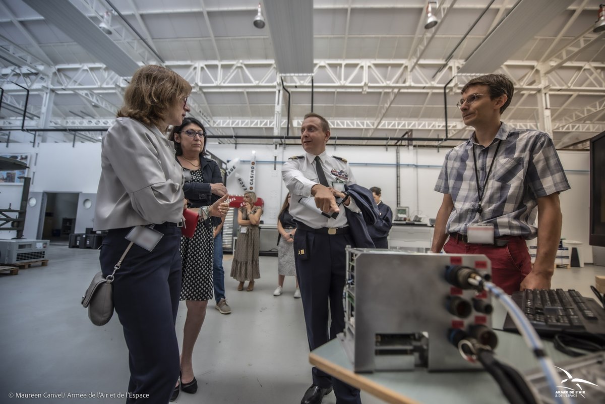 Prefet01's tweet photo. [1/2] #Territoire | La préfète de l'#Ain s'est rendue sur la Base Aérienne 278 d'#AmbérieuenBugey. Elle a échangé avec le Colonel Gonzales, qui commande la BA278, et ses équipes autour des activités de la base (atelier industriel de l'aéronautique, activités opérationnelles, ...) https://t.co/J6GO99YTCt