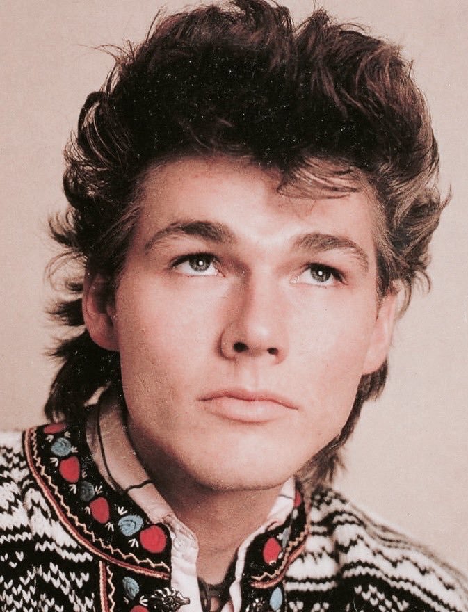 retrochenta's tweet photo. Hoy cumple 63 años Morten Harket, el legendario cantante del grupo “A-ha”. https://t.co/ClDGacGzUT