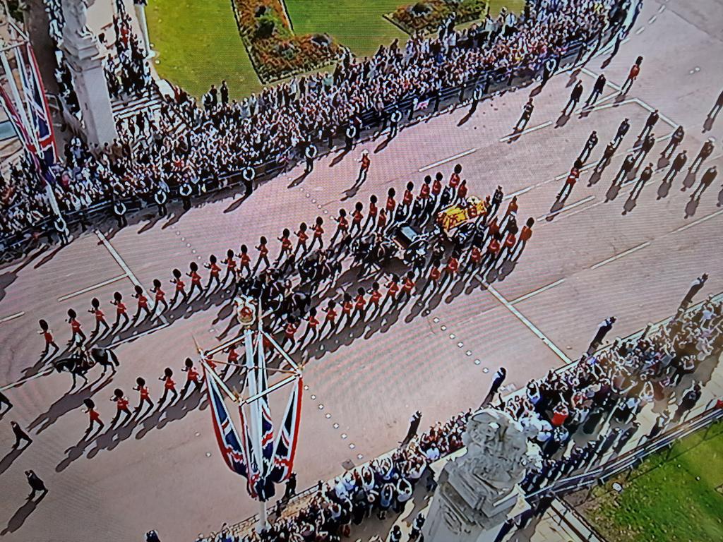 BScotTanner's tweet photo. Thank you Your Majesty for a lifetime of service to your people. From #theroyalfamily to The State and her people the transfer of #TheQueen as she lies in state for the next four days. #FinalMarch #RIPQueenElizabeth #QueenElizabethII #History #UK https://t.co/eYZ7KBQklN