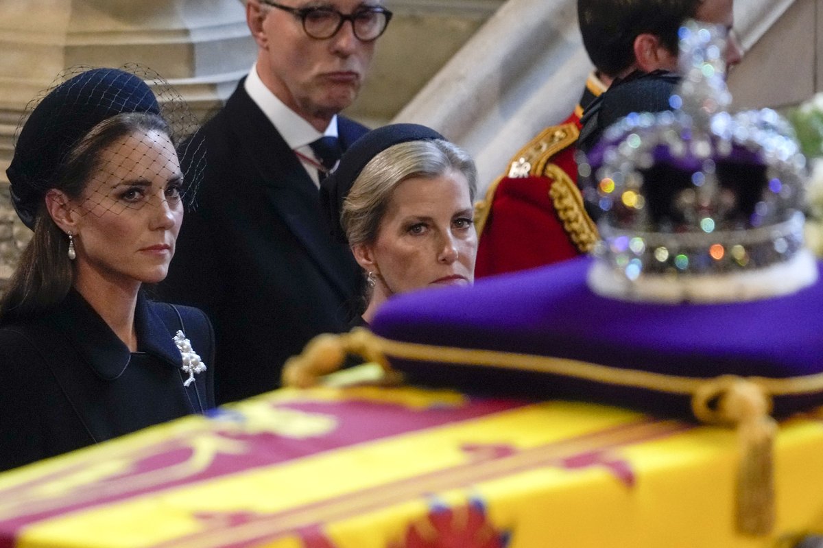 RMRussell29's tweet photo. Very moving picture of The Princess of Wales and The Countess of Wessex as The Queen's coffin enters Westminster Hall #TheQueen #ThePrincessofWales #TheCountessofWessex https://t.co/VdNIWCtJmm