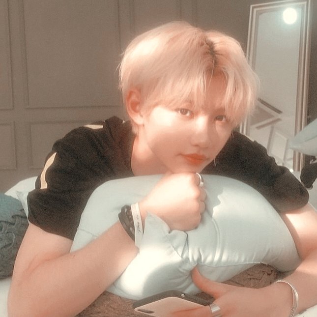 CB97hourss's tweet photo. Happy Birthday our Sunshine ☀️

#straykids #maxident #felix #lix #happyfelixday #felixday #happyyongbokday #yongbokday #happybirthday https://t.co/txeUDwbVK8