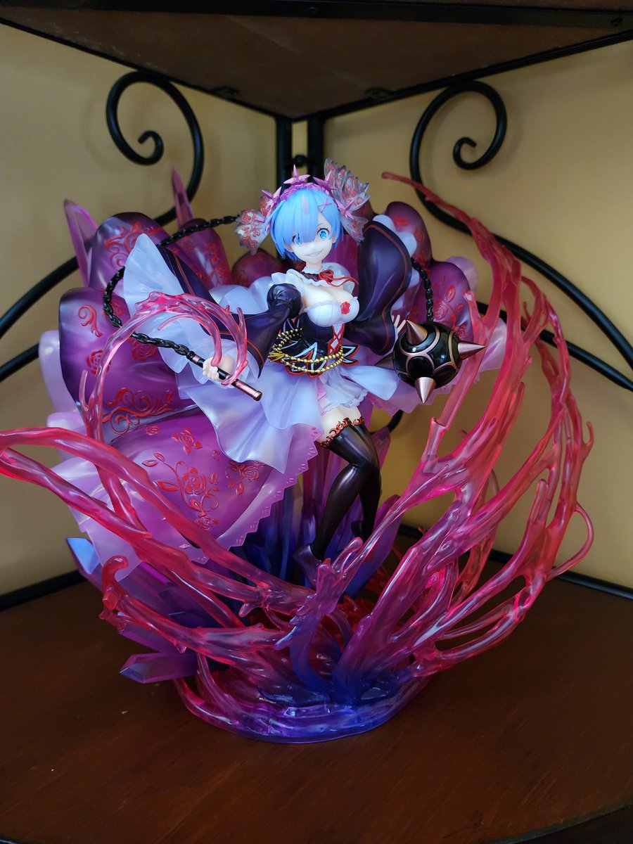 She's out of her box and I'm in love with how amazing this figure is!
#rezero #demonrem #crystaldress