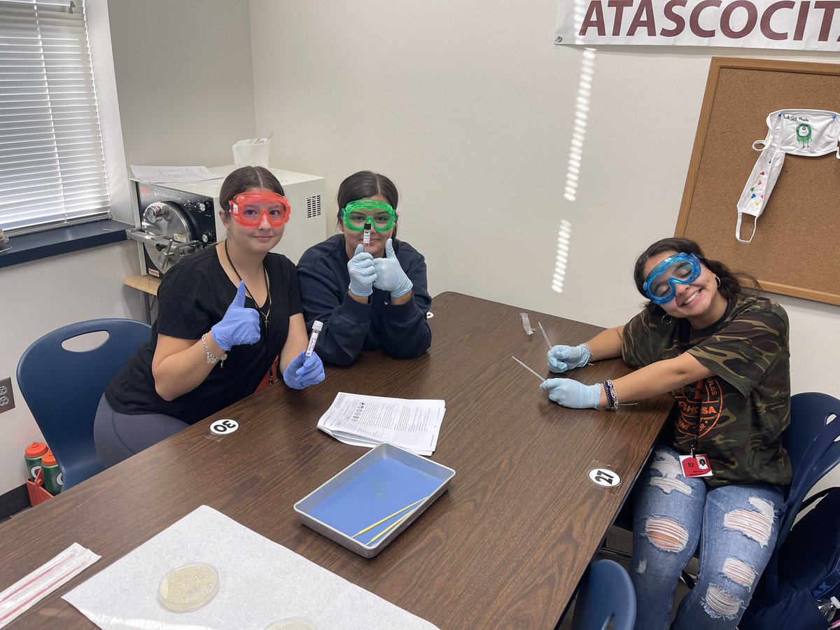 Lab learning today in Patho…sterile vs. non-sterile techniques used when culturing microorganisms in the medical laboratory setting! 🥼 🧪 🧫 <a href="/HumbleISD_CTE/">Humble ISD CTE</a> <a href="/AHSHealthSci/">AHS Health Science</a>