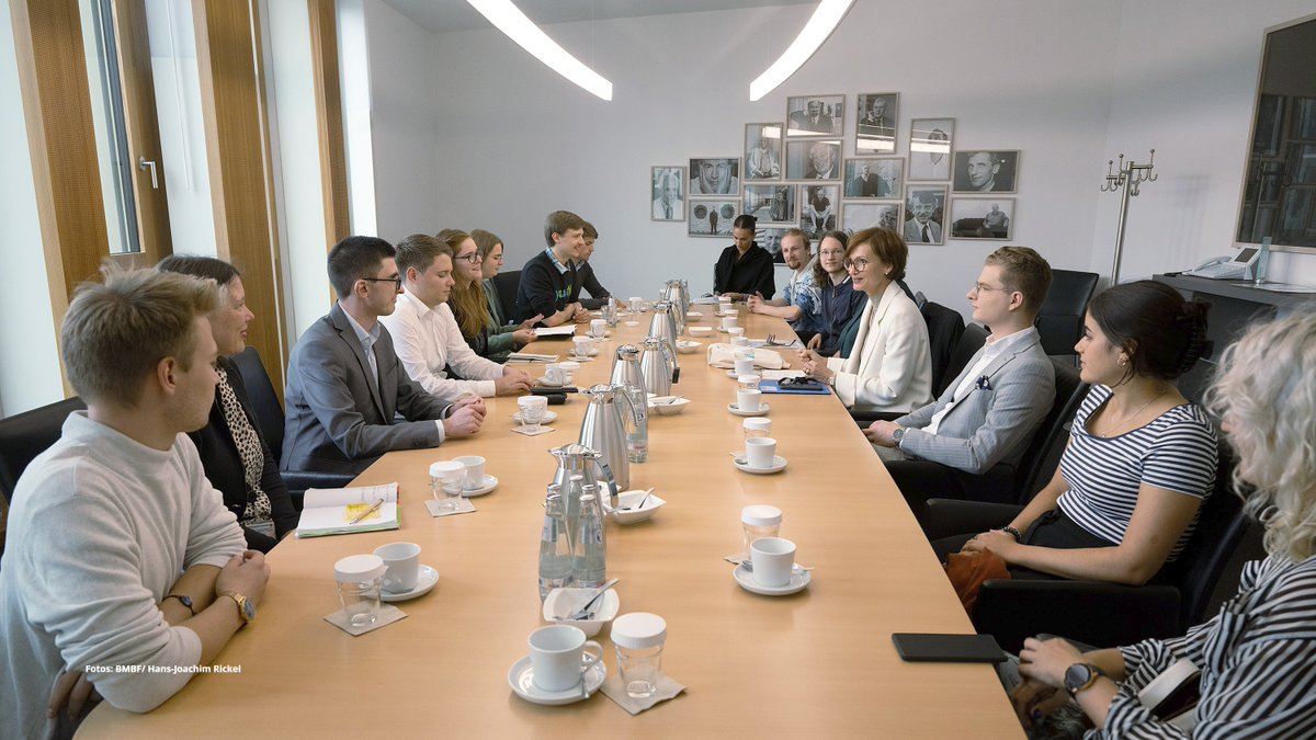 bmftr_bund's tweet photo. Bundesbildungsministerin @starkwatzinger war heute im Austausch mit Vertreterinnen &amp; Vertretern @youpan_de, dem Jugendforum, in dem sich junge Menschen an der Umsetzung des Nationalen Aktionsplans Bildung für nachhaltige Entwicklung (BNE) beteiligen. #BNE https://t.co/UIjlKa0Kch https://t.co/VE9n9KrCy5