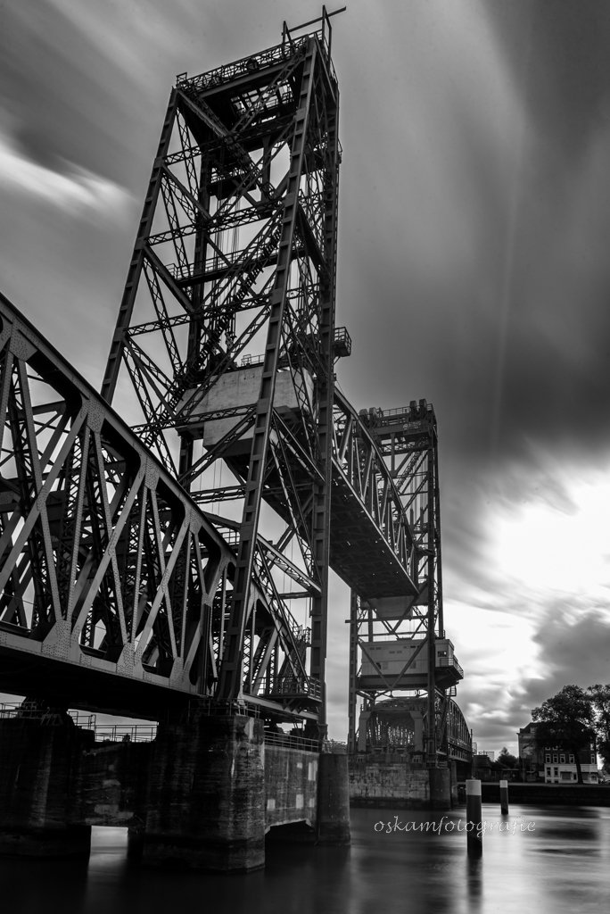 renateoskam's tweet photo. Op statief met lange sluitertijden gefotografeerd bij de Hef in Rotterdam.
Met gebruik van een ND filter. 
#blackandwhitephotography #architecturephotography #longshutter https://t.co/EBoe4qW6ae