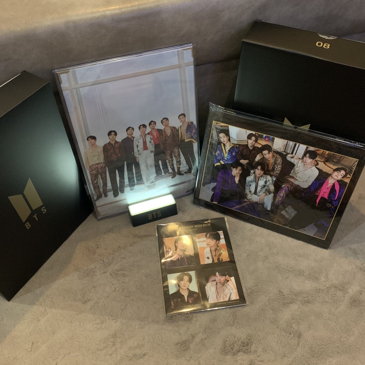 Pleum_PF's tweet photo. Merch box ปีนี้ครบแล้วววว 💜🥳
การ์ด #5 คือตายไปเลย มักเน่ไลน์ดีไม่ไหว ส่วนของที่ได้มาชอบ #6 สุดละ กล่องดนตรีเพลงSWZ ส่วน #8 คือรูปดีมาก กะฆ่ามี่ให้ตายไปเลย ชอบที่ทำที่วางพรีเมี่ยมเปิดไฟได้มาให้แต่น่าจะให้สัก7อัน 🤣
#BTS #BTSARMY #merchbox8 https://t.co/SIAXumYiZt