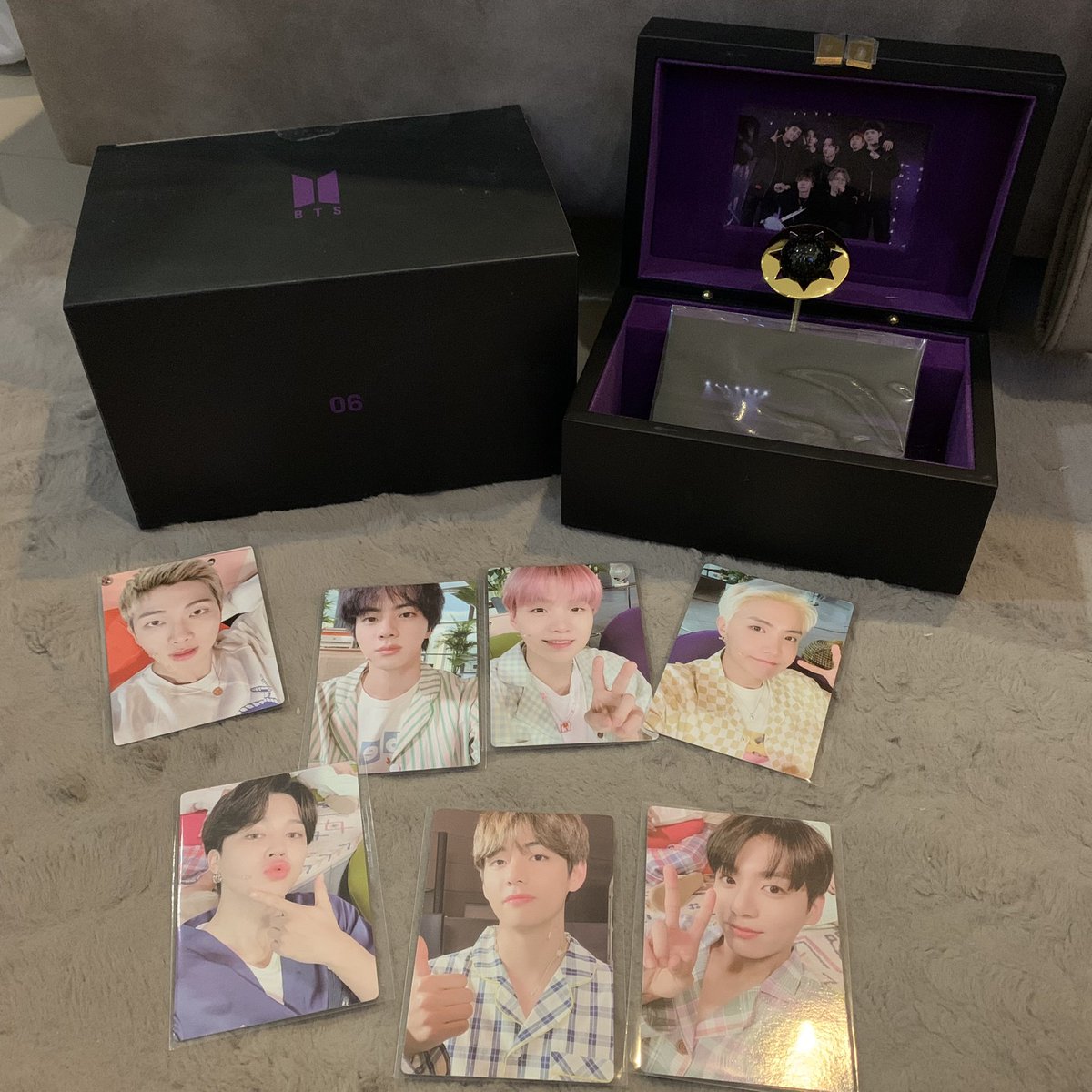 Pleum_PF's tweet photo. Merch box ปีนี้ครบแล้วววว 💜🥳
การ์ด #5 คือตายไปเลย มักเน่ไลน์ดีไม่ไหว ส่วนของที่ได้มาชอบ #6 สุดละ กล่องดนตรีเพลงSWZ ส่วน #8 คือรูปดีมาก กะฆ่ามี่ให้ตายไปเลย ชอบที่ทำที่วางพรีเมี่ยมเปิดไฟได้มาให้แต่น่าจะให้สัก7อัน 🤣
#BTS #BTSARMY #merchbox8 https://t.co/SIAXumYiZt